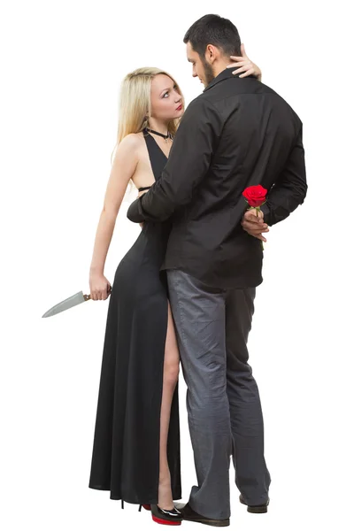 Chica sosteniendo cuchillo traidor. hombre con rosa en la mano. fondo blanco — Foto de Stock