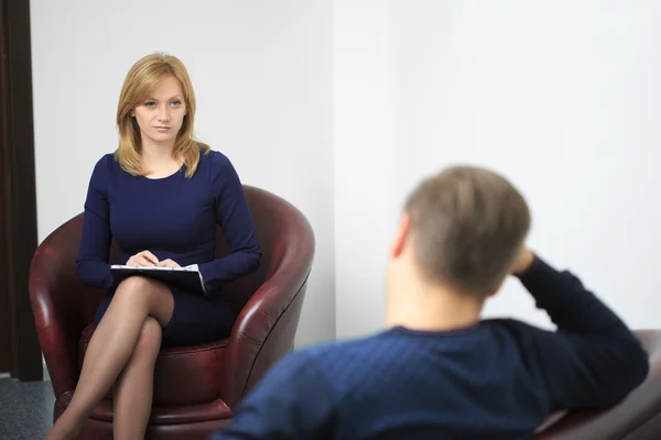 Hombre adulto en recepción en el psicólogo . — Foto de Stock