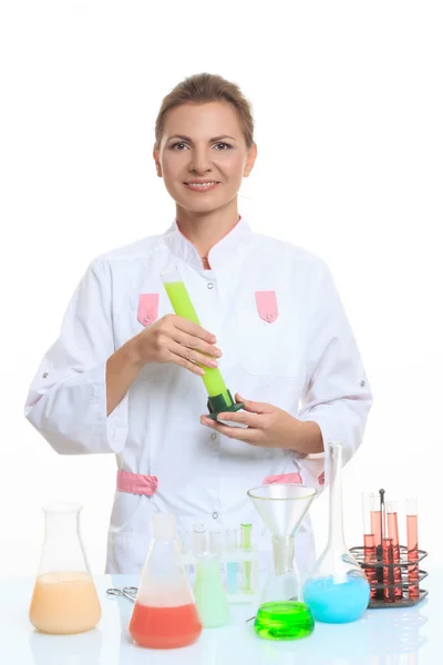 Kvinna kemist och kemikalier i kolvar, isolerad på vit — Stockfoto