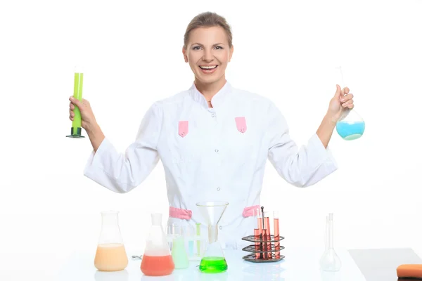 Kvinna kemist och kemikalier i kolvar, isolerad på vit — Stockfoto