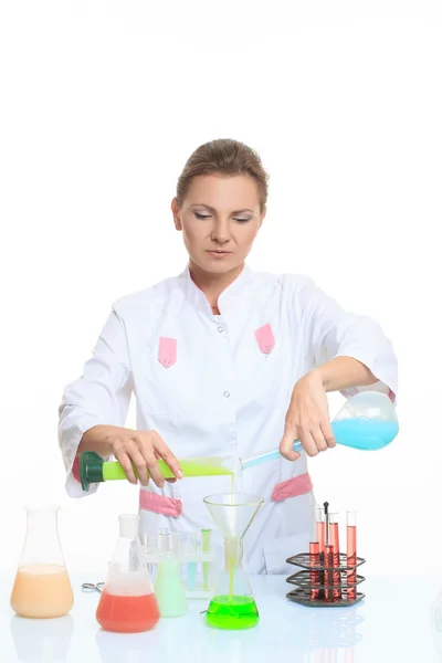 Mujer química y productos químicos en frascos, aislados en blanco — Foto de Stock