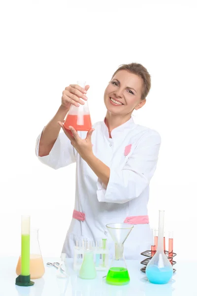 女化学家和化学品的烧瓶，白色上孤立 — 图库照片