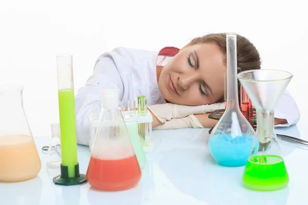 여자 화학자 및 화학 물질 플라스 크, 흰색 절연 — 스톡 사진