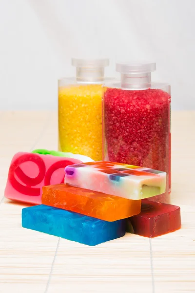 Instellen voor spa. Handgemaakte zeep. zout en schuim bad — Stockfoto