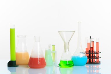 Test tüpleri açık renkli sıvı ile
