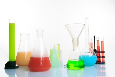 Test tüpleri açık renkli sıvı ile