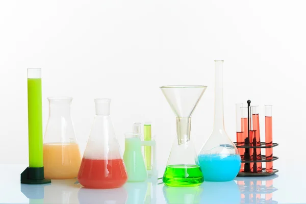Test tüpleri açık renkli sıvı ile — Stok fotoğraf