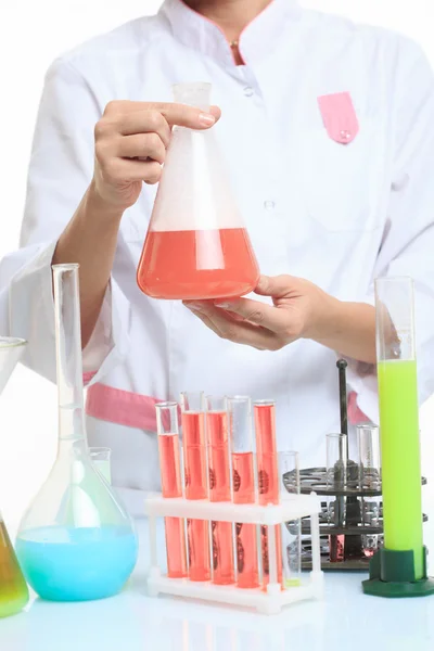 Mãos segurando tubos de ensaio com elementos químicos . — Fotografia de Stock