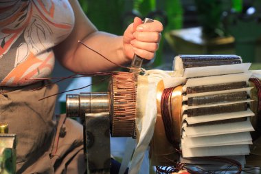 Büyük bir elektrik motoru stator