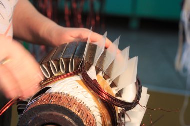 Büyük bir elektrik motoru stator
