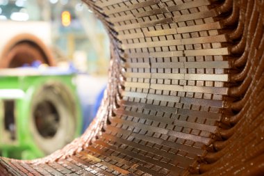 Büyük bir elektrik motoru stator