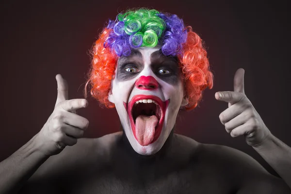 Zlo strašidelný klaun portrét na tmavém pozadí. expresivní muž — Stock fotografie