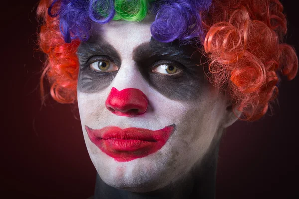 Diabolico clown inquietante ritratto su sfondo scuro. uomo espressivo — Foto Stock