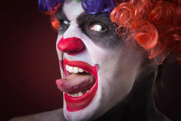 Onda Spooky Clown porträtt på mörk bakgrund. uttrycksfulla man — Stockfoto
