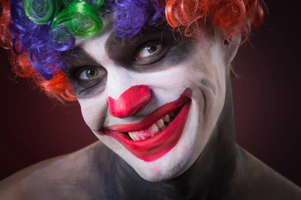 Retrato de palhaço assustador do mal no fundo escuro. homem expressivo — Fotografia de Stock