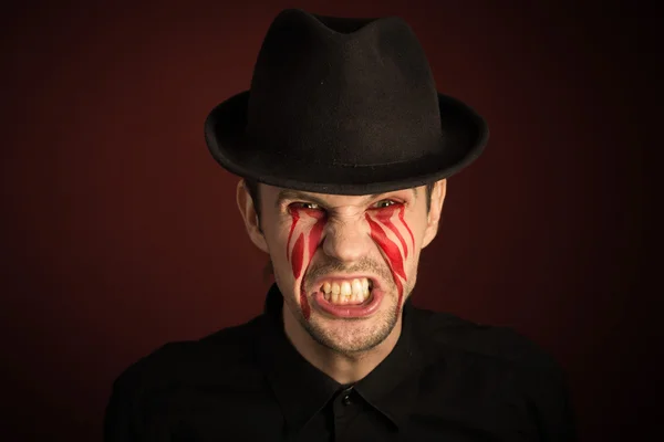 Retrato de homem com lágrimas sangrentas no fundo da Borgonha — Fotografia de Stock