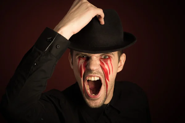 Retrato de homem com lágrimas sangrentas no fundo da Borgonha — Fotografia de Stock