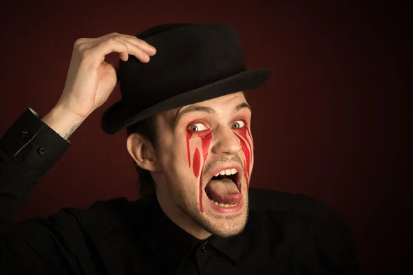 Retrato de homem com lágrimas sangrentas no fundo da Borgonha — Fotografia de Stock