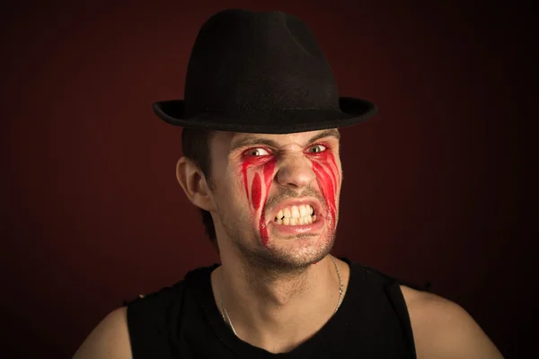 Retrato de homem com lágrimas sangrentas no fundo da Borgonha — Fotografia de Stock