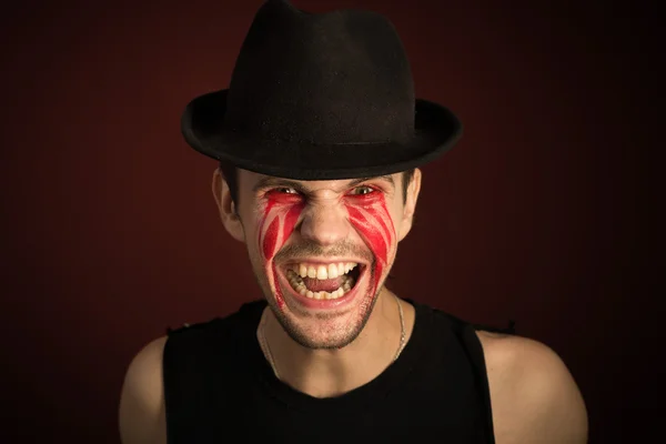 Retrato de homem com lágrimas sangrentas no fundo da Borgonha — Fotografia de Stock