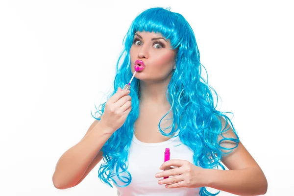 Jong meisje pop met blauwe haren. lippenstift — Stockfoto