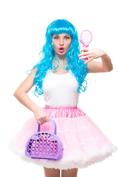 Muñeca joven con pelo azul. sosteniendo un espejo y un bolso — Foto de Stock