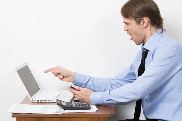 Bonito empresário está trabalhando com laptop no escritório — Fotografia de Stock