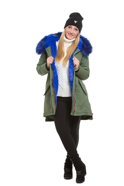 Mujer con chaqueta de invierno bufanda y gorra — Foto de Stock