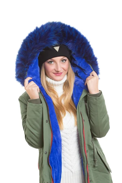 Femme portant une veste d'hiver écharpe et chapeau — Photo