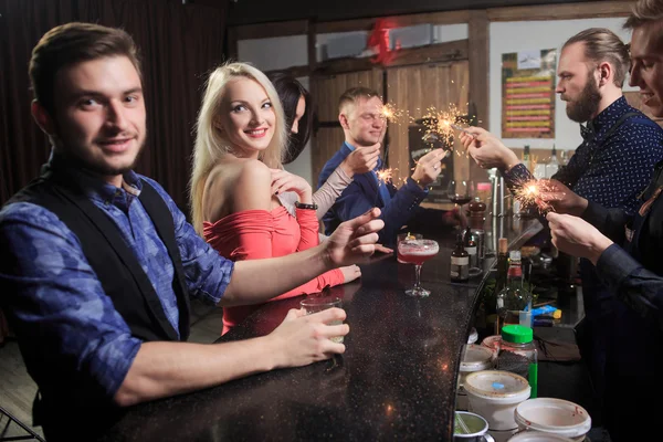 Menschen in der Bar. Nachtclub. Wunderkerzen — Stockfoto