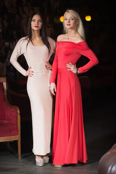 Duas mulheres modelo de moda vestindo vestido de noite, clube . — Fotografia de Stock