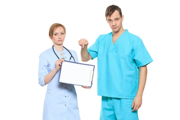 Grouper les médecins sérieux présentant le tableau vide. Isolé sur blanc — Photo