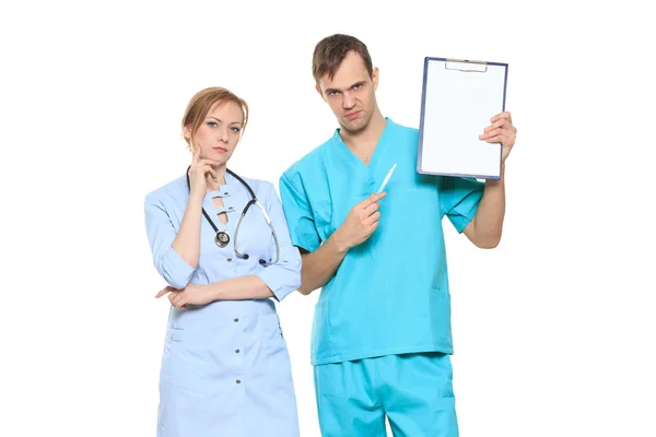 Médicos sérios do grupo apresentando placa vazia. Isolado em branco — Fotografia de Stock