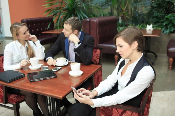 Aantal collega's zitten in het cafe. meisje jaloers. flirten, liefde — Stockfoto