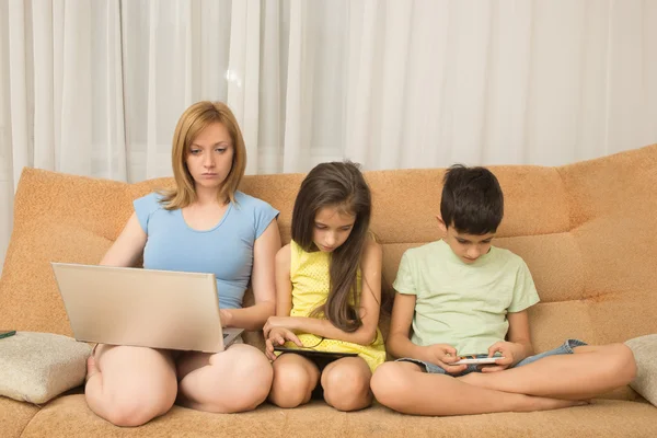 Matka, córka, syn z laptopa i tablet pc. Uzależnienie od Internetu. — Zdjęcie stockowe