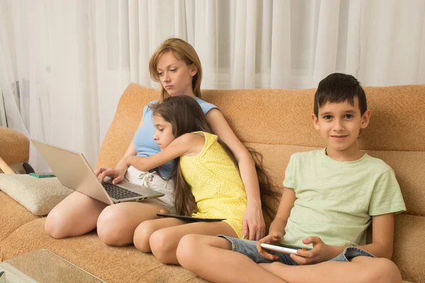 Madre, hija, hijo con ordenador portátil y tableta pc. Adicción a Internet . — Foto de Stock