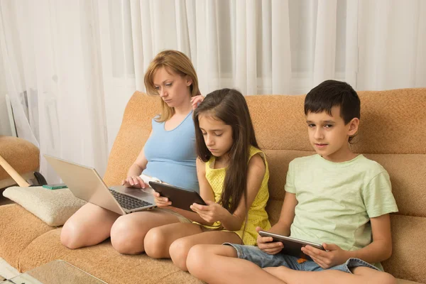 Mère, fille, fils avec ordinateur portable et tablette pc. Dépendance à Internet . — Photo