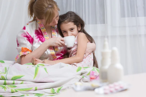 Madre abraza al niño enfermo. dolor de garganta, gripe — Foto de Stock