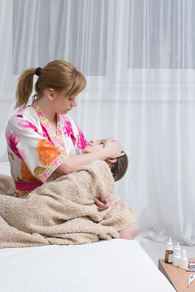 Madre abraza al niño enfermo. dolor de garganta, gripe — Foto de Stock