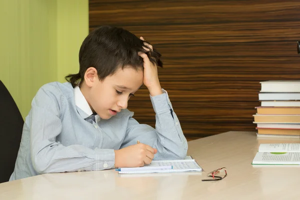 La escuela primaria hace los deberes. . — Foto de Stock