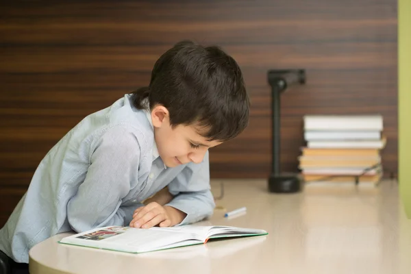 Aluno escola elementar faz lição de casa . — Fotografia de Stock