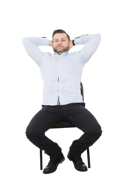 Uomo seduto sulla sedia. postura aperta, maggiore influenza. Isolato sfondo bianco — Foto Stock