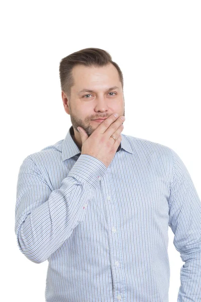 Volwassen man met een baard. geïsoleerd op een witte achtergrond. hand heeft betrekking op haar mond. lippen. gebaren leugen — Stockfoto