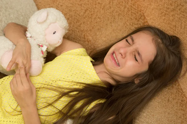 Kleines Mädchen weint auf einem Stuhl. — Stockfoto