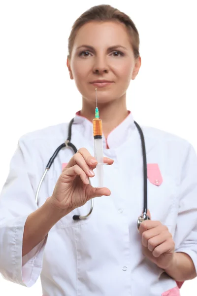 Jeune médecin femme avec seringue isolée sur blanc — Photo