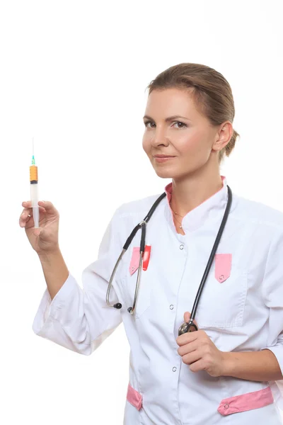 白で隔離注射器と若い医師女性 — ストック写真