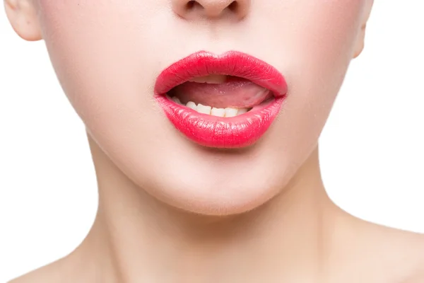 Сексуальні красиві червоні губи ізольовані на білому тлі. крупним планом — стокове фото
