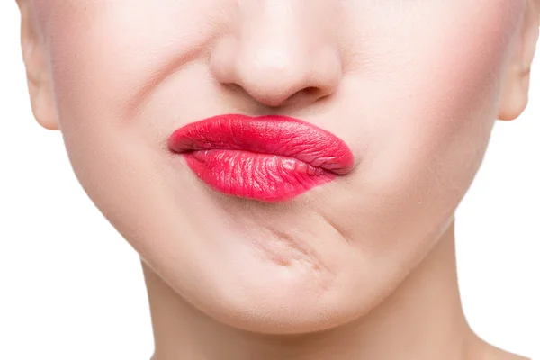 Σέξι όμορφα κόκκινα χείλη που απομονώνονται σε λευκό φόντο. κινηματογράφηση σε πρώτο πλάνο — Φωτογραφία Αρχείου