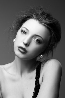 Siyah beyaz kadın. inci küpe