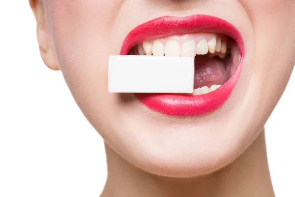 Mädchen hält Zähne in weißer Form. isoliert — Stockfoto